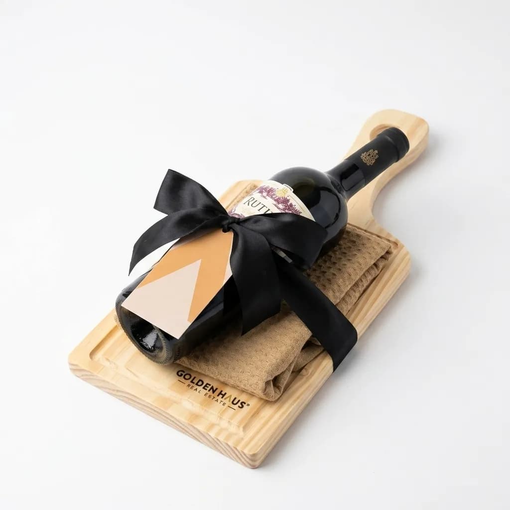Regalo para clientes de Golden Haus: tabla de madera grabada, vino y repasador de algodón