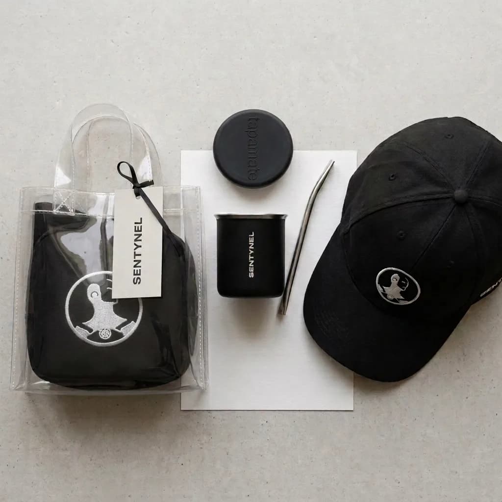 Kit de Sentynel para clientes: mate y bombilla de acero, gorra bordada y bolso de PVC